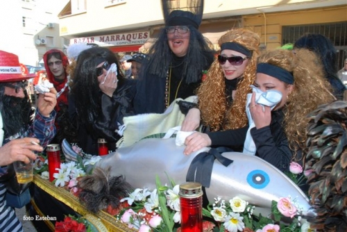 Desfile de artefactos, comparsas y entierro de la sardina