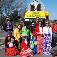 Desfile de artefactos, comparsas y entierro de la sardina