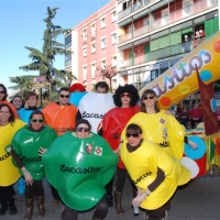 Desfile de artefactos, comparsas y entierro de la sardina