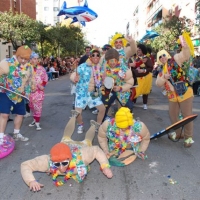 Desfile de artefactos, comparsas y entierro de la sardina