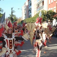 Desfile de artefactos, comparsas y entierro de la sardina