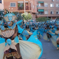 Desfile de artefactos, comparsas y entierro de la sardina