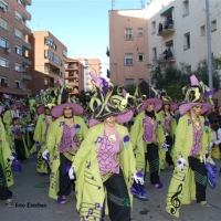 Desfile de artefactos, comparsas y entierro de la sardina