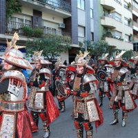 Desfile de artefactos, comparsas y entierro de la sardina