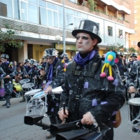 Desfile de artefactos, comparsas y entierro de la sardina