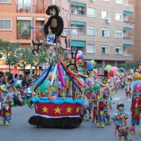 Desfile de artefactos, comparsas y entierro de la sardina