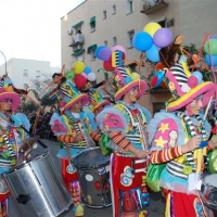 Desfile de artefactos, comparsas y entierro de la sardina