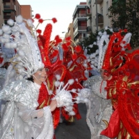 Desfile de artefactos, comparsas y entierro de la sardina