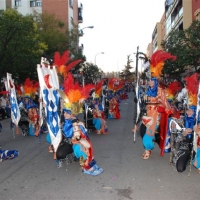 Desfile de artefactos, comparsas y entierro de la sardina