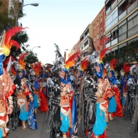 Desfile de artefactos, comparsas y entierro de la sardina