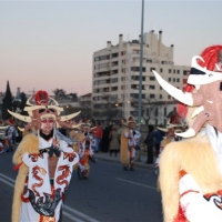 Desfile de artefactos, comparsas y entierro de la sardina