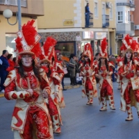 Desfile de artefactos, comparsas y entierro de la sardina