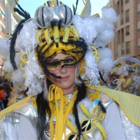 Desfile de artefactos, comparsas y entierro de la sardina