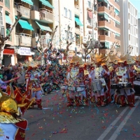 Desfile de artefactos, comparsas y entierro de la sardina