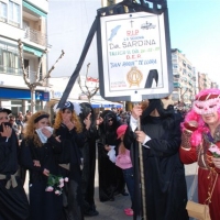 Desfile de artefactos, comparsas y entierro de la sardina