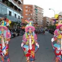 Desfile de artefactos, comparsas y entierro de la sardina