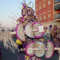 Desfile de artefactos, comparsas y entierro de la sardina