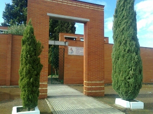 Puerta principal del Cementerio de Gvora