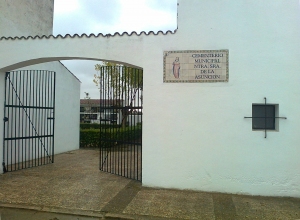 Puerta principal del cementerio de Sagrajas