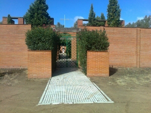 Puerta principal del Cementerio de Villafranco.