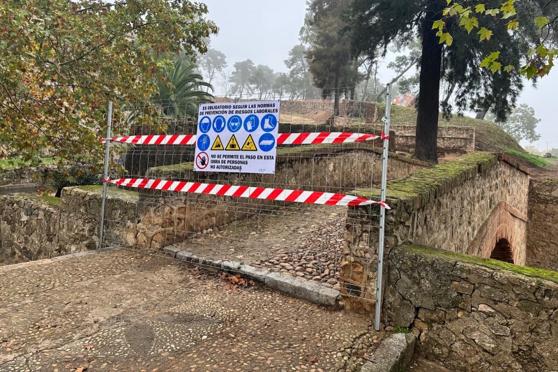 Cierre temporal del acceso a la ladera de la Alcazaba de Badajoz con motivo de las obras de recuperaci�n del Camino Cubierto